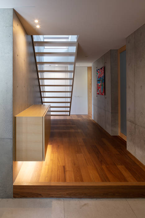 尾張の住宅／House in Owari, hm+architects 一級建築士事務所 hm+architects 一級建築士事務所 Modern Corridor, Hallway and Staircase