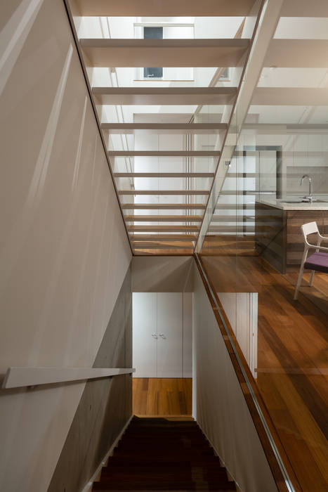 尾張の住宅／House in Owari, hm+architects 一級建築士事務所 hm+architects 一級建築士事務所 Stairs