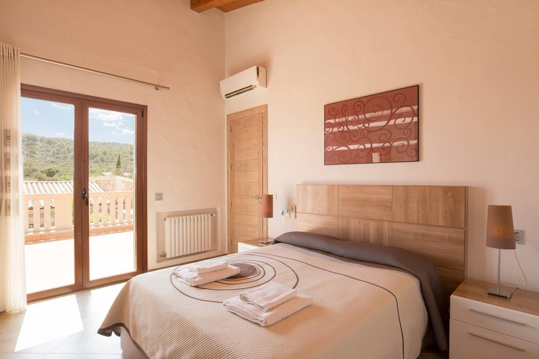 Dormitorio con salida a la terraza Diego Cuttone, arquitectos en Mallorca Dormitorios de estilo mediterráneo