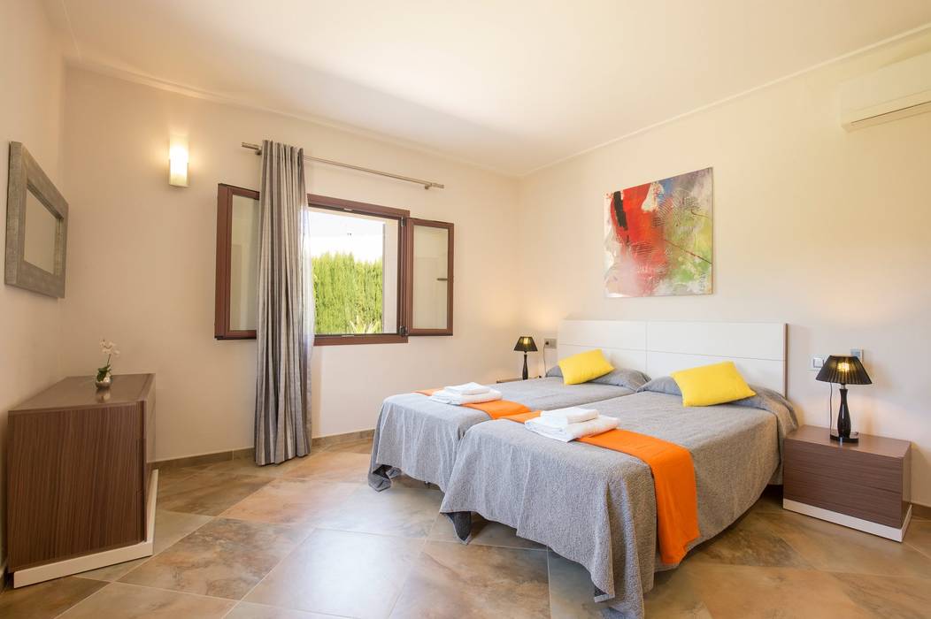 Dormitorio doble cama Diego Cuttone, arquitectos en Mallorca Dormitorios de estilo mediterráneo