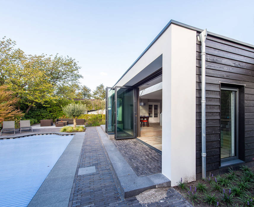 MODERNE AANBOUW MET HARMONICADEUREN ID-Architectuur Moderne eetkamers Hout Hout