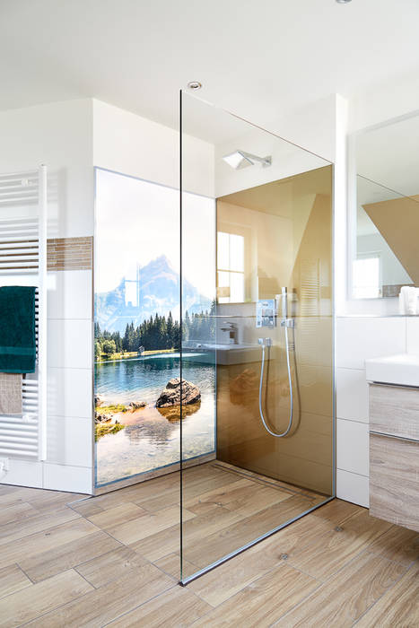 Erdtöne und Holzoptik: naturnahes Wellness-Badezimmer, BANOVO GmbH BANOVO GmbH Modern style bathrooms Wood-Plastic Composite