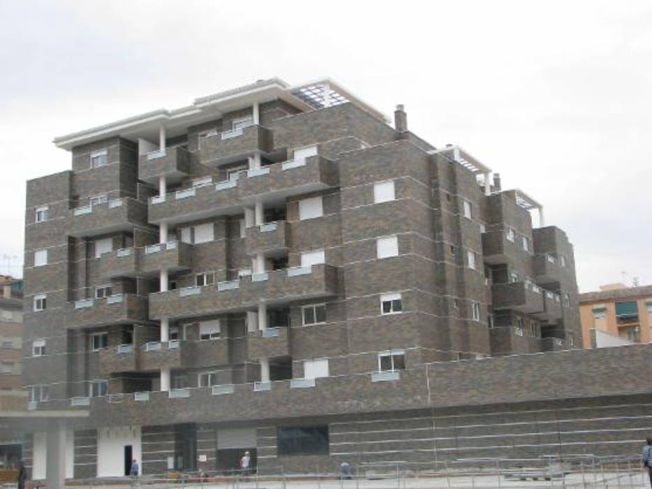 Diseño y construcción de un edificio residencial en Granada, dcr arquitecto dcr arquitecto Casas ecológicas Hormigón