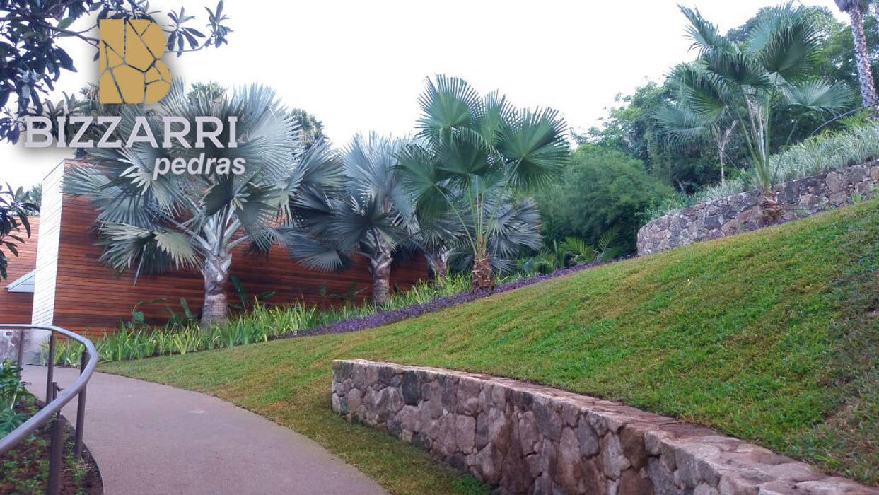 Mureta revestida em pedra com paisagismo em hotel. Bizzarri Pedras Espaços comerciais parede,revestimento,pedra,paisagismo,lazer,casa,escritório,arte,profissional,moledo,são tomé,Hotéis