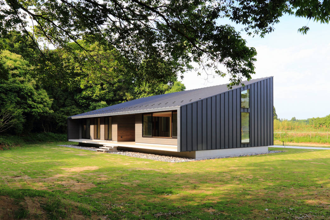 ​建物外観（南西から） homify 別荘 鉄/鋼 週末住宅,別荘,ガルバリウム鋼板,杉羽目板,平屋,省エネルギー,ヴィラ,自然素材,子育て,外張り断熱,通気工法