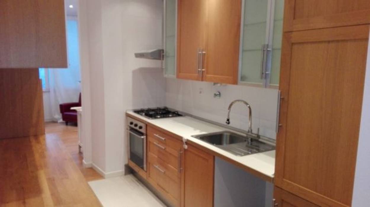 Apartamento T2 Alto São João - Lisboa Cozinhas mediterrânicas por EU LISBOA Mediterrânico