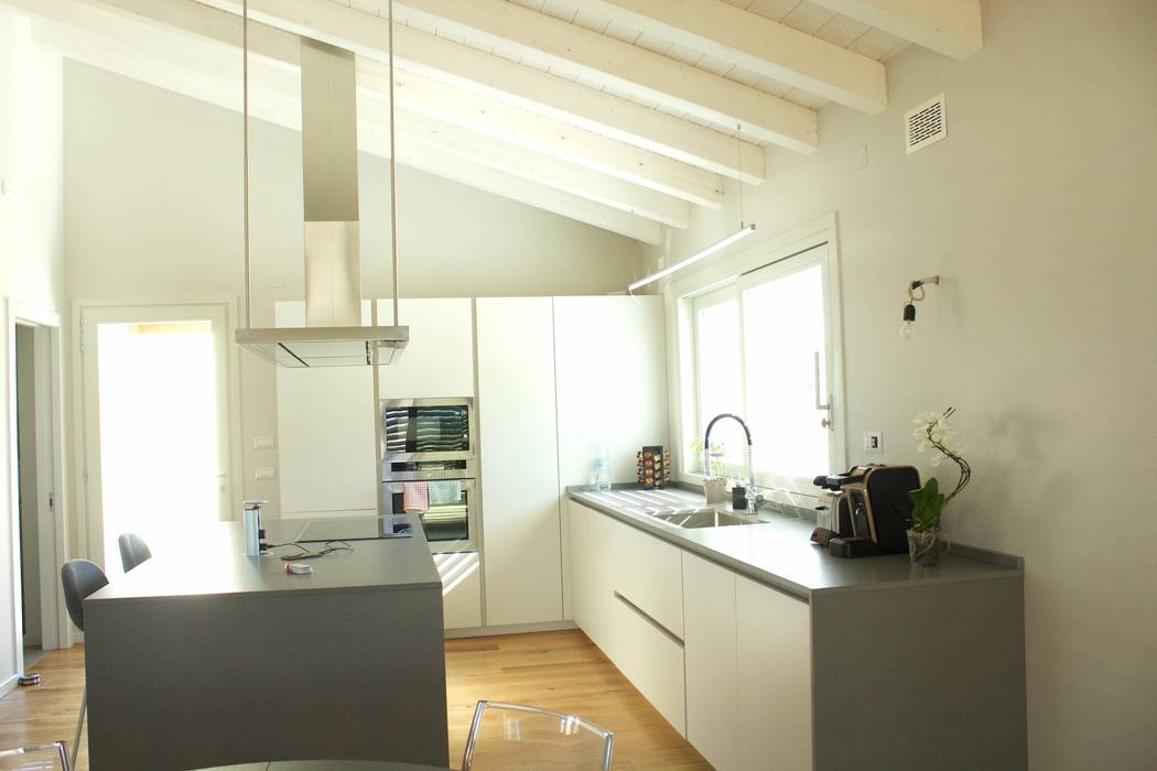 VILLA IN LEGNO PERUGIA, CasaAttiva CasaAttiva Built-in kitchens