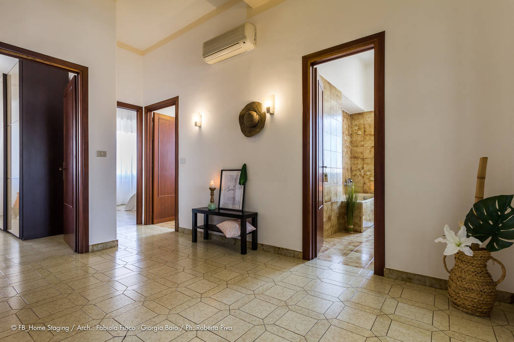 Allestimento in un appartamento in città - TROPICAL CHIC, Fabiola Fusco - Architetto e Home Stager Fabiola Fusco - Architetto e Home Stager ممر، إستوائي، ممر، رواق، &، درج