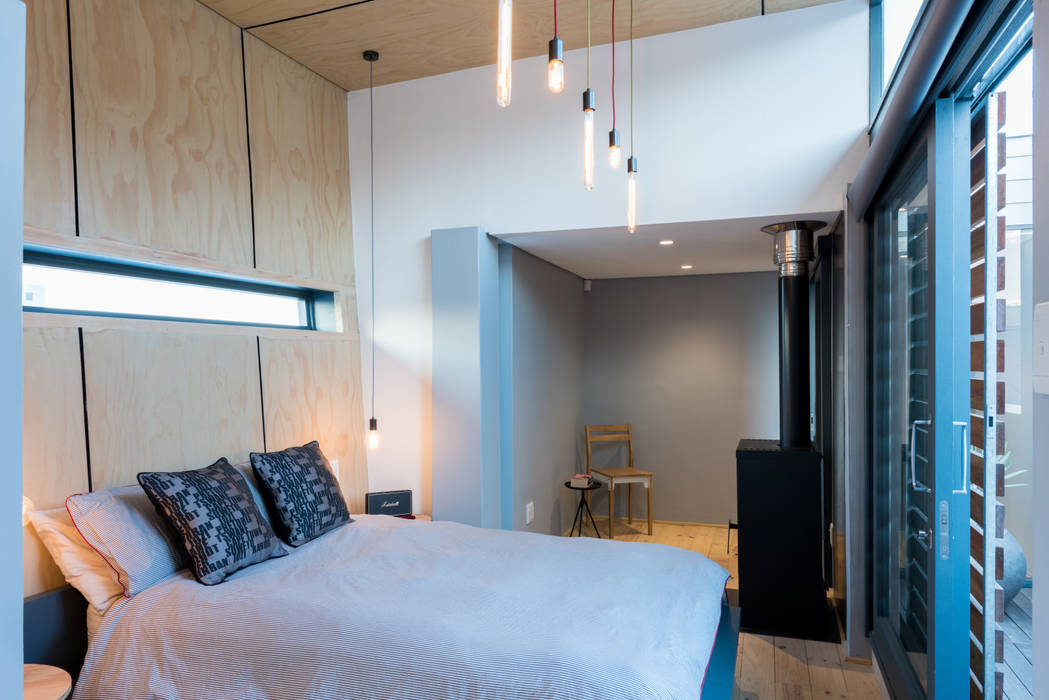 Bedroom extension Barak Mizrachi Architects Industrial style bedroom Plywood