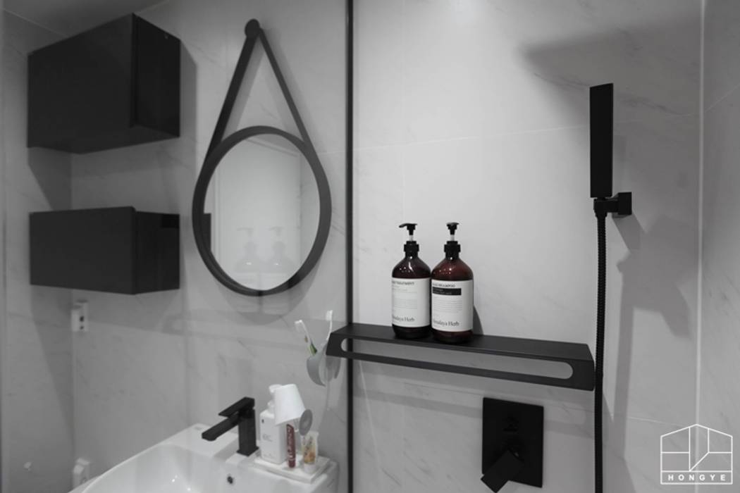 터치 하나로 집의 모든 걸 컨트롤하는 25평 스마트하우스_ 이사 후, 홍예디자인 홍예디자인 Minimalist style bathroom