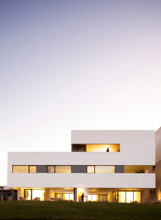 Diseño y construcción de una casa multifamiliar dividida en tres viviendas privadas por AGI Architects, AGi architects arquitectos y diseñadores en Madrid AGi architects arquitectos y diseñadores en Madrid 華廈 強化水泥