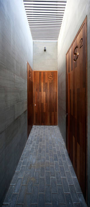 Diseño y construcción de una casa multifamiliar dividida en tres viviendas privadas por AGI Architects, AGi architects arquitectos y diseñadores en Madrid AGi architects arquitectos y diseñadores en Madrid Wooden doors Solid Wood Multicolored