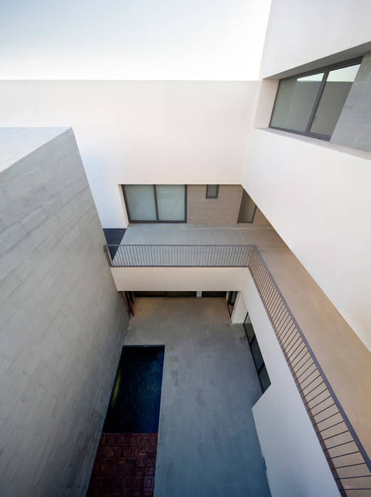 Diseño y construcción de una casa multifamiliar dividida en tres viviendas privadas por AGI Architects, AGi architects arquitectos y diseñadores en Madrid AGi architects arquitectos y diseñadores en Madrid Тераса Бетон