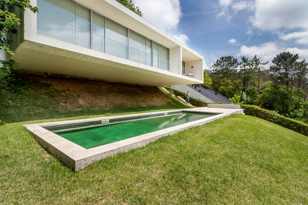 Perspetiva frontal com a piscina João Boullosa Casas de campo arquitetura,jardim,piscina,escadas,soutomoura