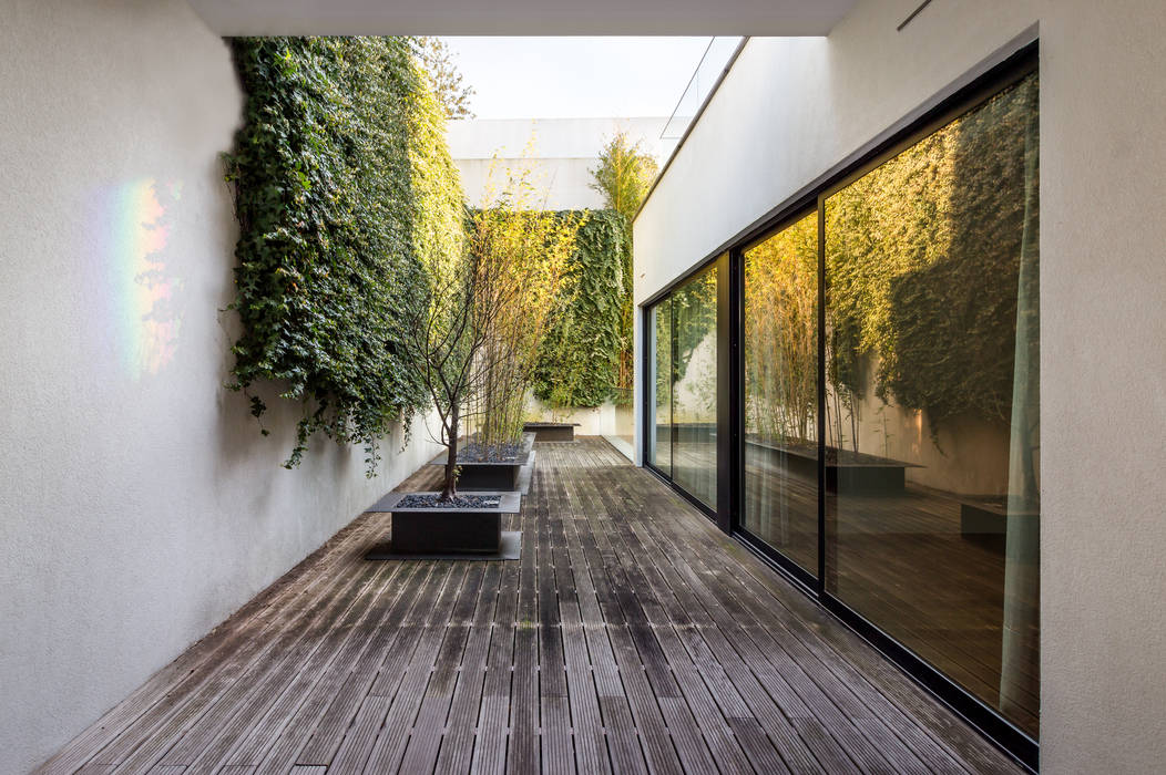 Casa CS in Guimarães | Arq. Pitágoras Group, João Boullosa João Boullosa Modern balcony, veranda & terrace Reinforced concrete