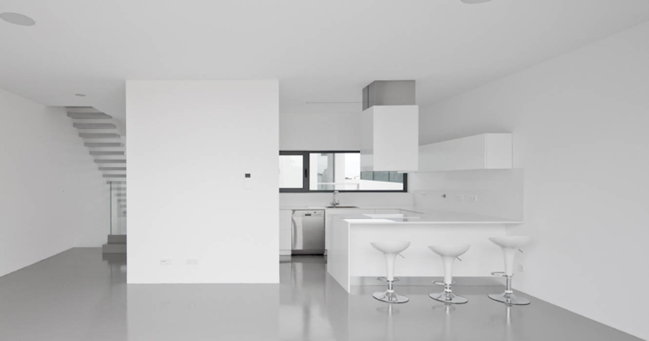 Cozinhas modernas por [i]da arquitectos Moderno