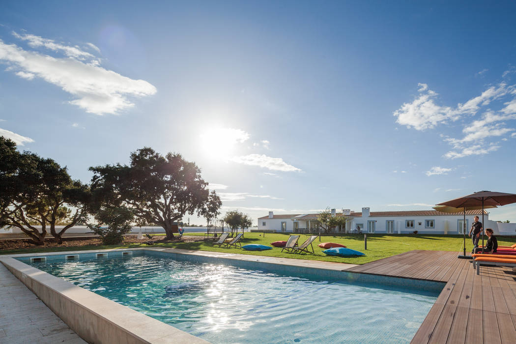 Pé no Monte Piscinas mediterrânicas por [i]da arquitectos Mediterrânico