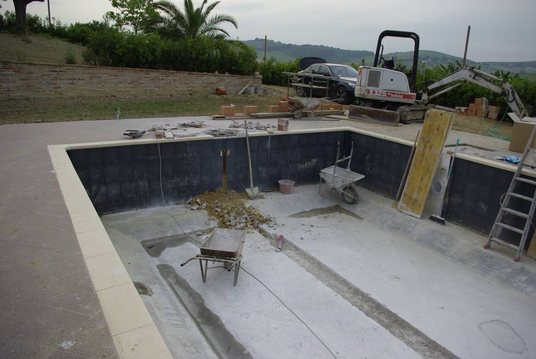 RISTRUTTURAZIONE PISCINA, Ciampini srl Ciampini srl สระในสวน