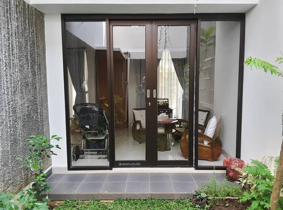 Rumah Taman – Ciganjur . Jakarta Selatan, Vaastu Arsitektur Studio Vaastu Arsitektur Studio หลังคาในสวน
