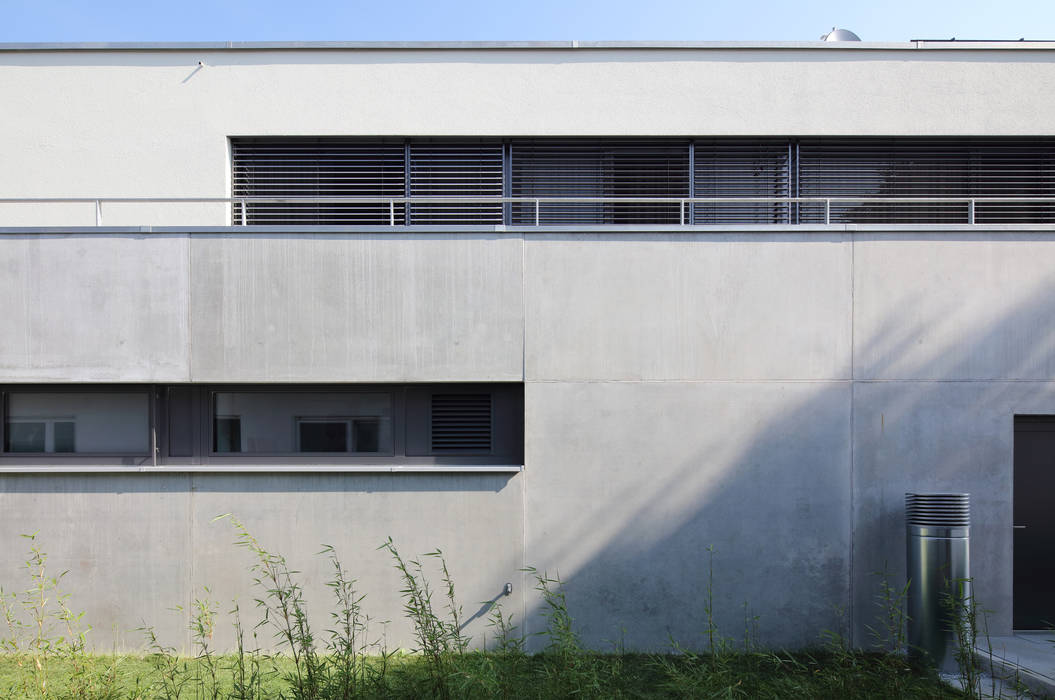 Ansicht Architekturbüro zwo P Mehrfamilienhaus Beton sichtbeton,oberlicht,exterior,fensterband,grau
