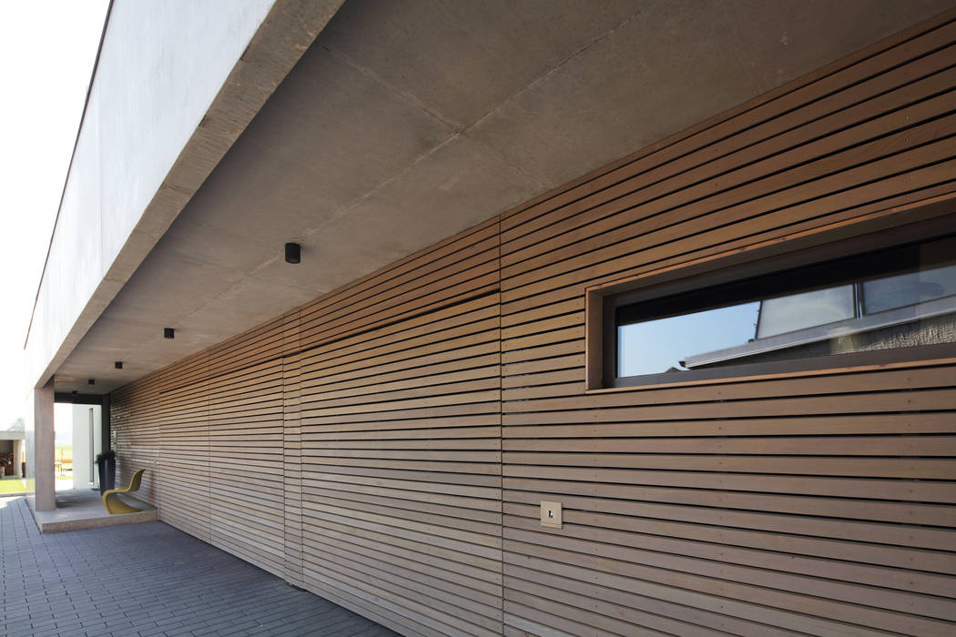 Eingangsseite Architekturbüro zwo P Mehrfamilienhaus Holz Holznachbildung Holz im Außenbereich,garage,eingang,sichtbeton,oberlicht