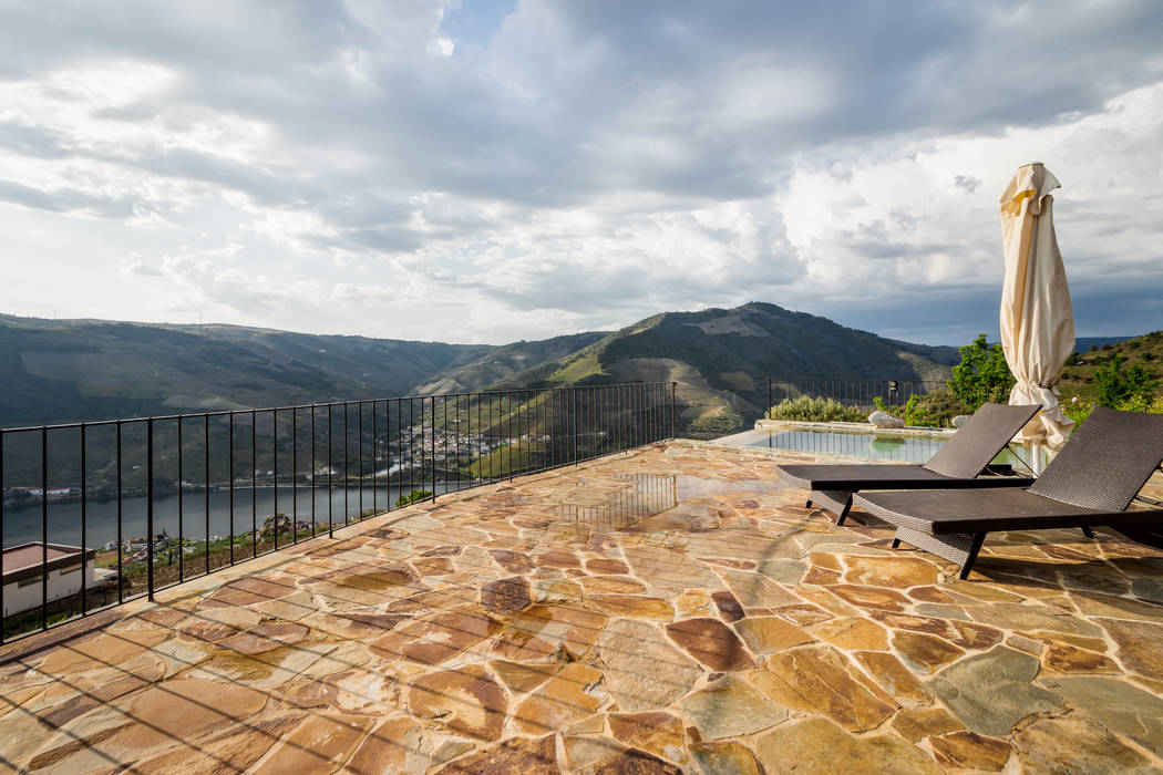 Enquadramento da piscina no terraço e paisagem envolvente João Boullosa Espaços comerciais piscina de jardim,terraço,paisagem,douro,turismo rural,Hotéis