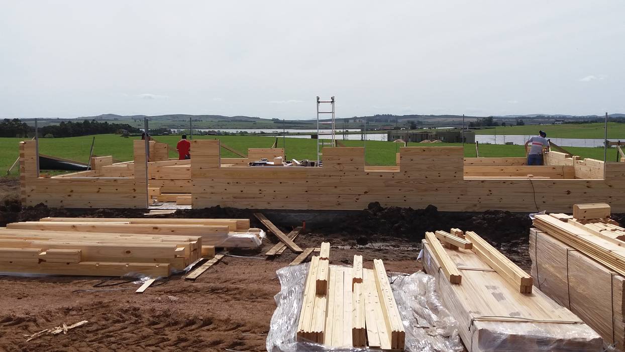 Casa en Uruguay (Construcción en 15 días) Superficie cubierta de 130 m2, Patagonia Log Homes - Arquitectos - Neuquén Patagonia Log Homes - Arquitectos - Neuquén Casas de madera Derivados de madera Transparente