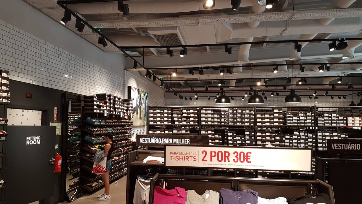 Projeto e design da Loja Converse no Freeport Fashion Outlet, em Lisboa, ERN Construções Lda ERN Construções Lda Commercial spaces Offices & stores