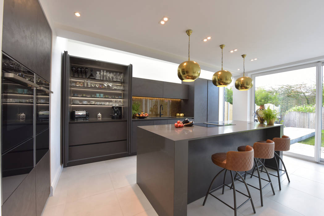 Mr & Mrs Martin Diane Berry Kitchens Вбудовані кухні Кварц breakfast unit,glass splashback,island,bar stools,brass lights,hidden toaster