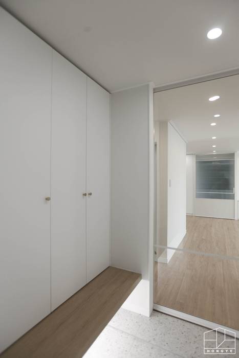내추럴한 무드의 안양 목련아파트 44py _ 이사 전, 홍예디자인 홍예디자인 Modern Corridor, Hallway and Staircase