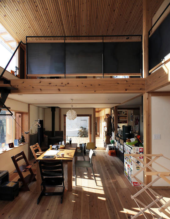 オキヤネの家, すわ製作所 すわ製作所 Eclectic style dining room Wood Wood effect