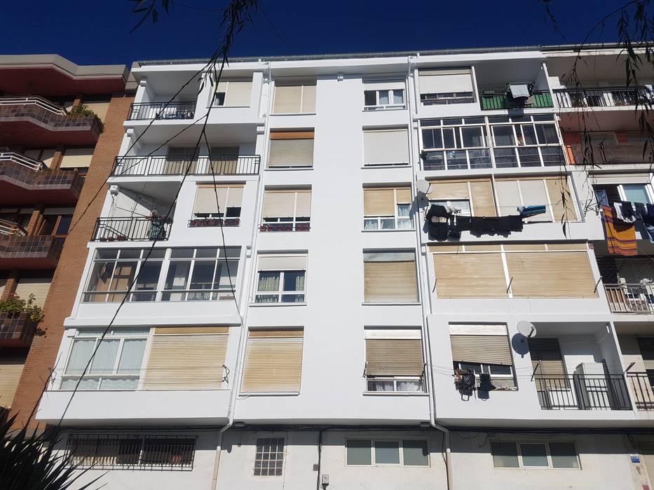 Reparación del hormigón deteriorado en la fachada de un edificio en Santander, MAU CONSTRUCCIONES Y REFORMAS EN CANTABRIA MAU CONSTRUCCIONES Y REFORMAS EN CANTABRIA Habitações multifamiliares