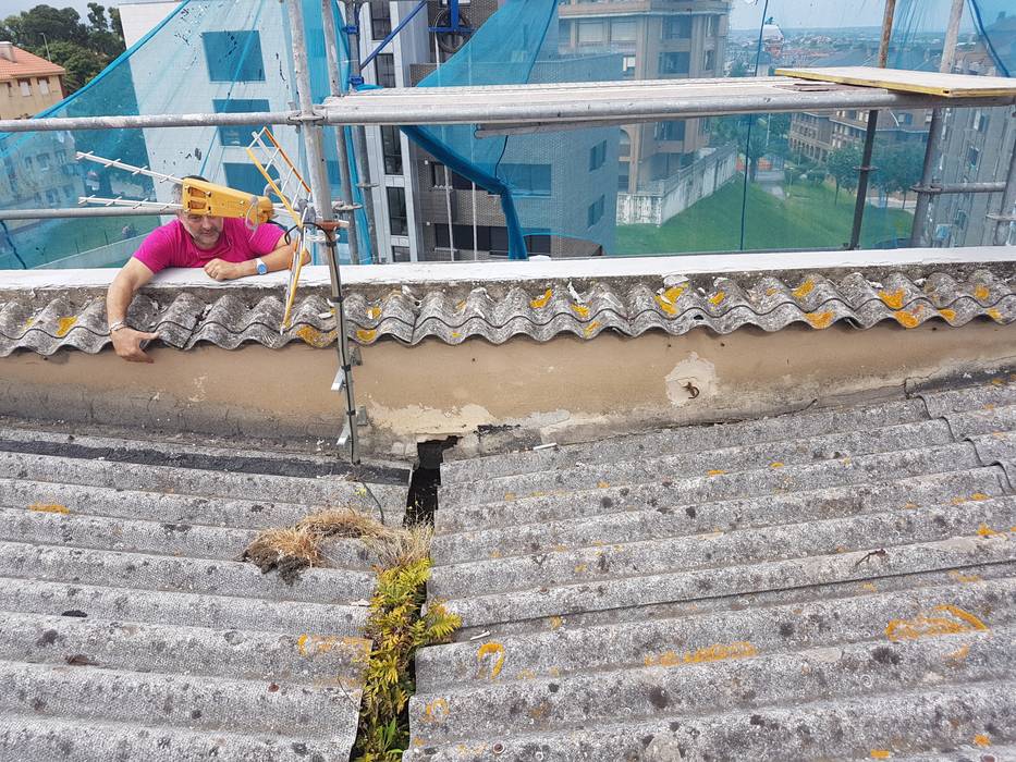 Formación de cubierta en panel sándwich en edificio en Santander, MAU CONSTRUCCIONES Y REFORMAS EN CANTABRIA MAU CONSTRUCCIONES Y REFORMAS EN CANTABRIA Tetto piano MDF