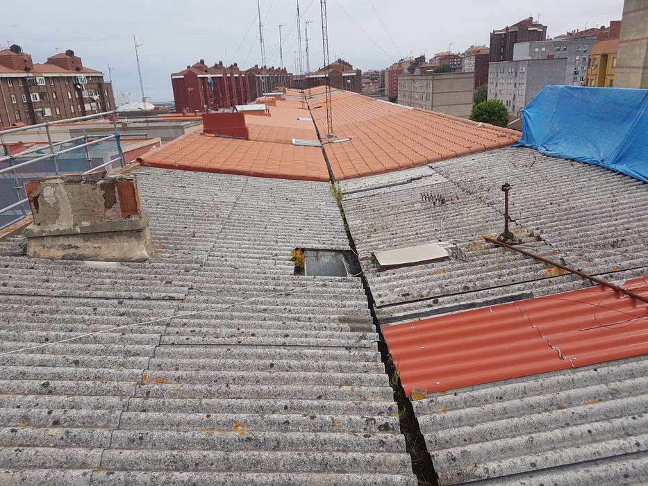 Formación de cubierta en panel sándwich en edificio en Santander, MAU CONSTRUCCIONES Y REFORMAS EN CANTABRIA MAU CONSTRUCCIONES Y REFORMAS EN CANTABRIA Flat roof