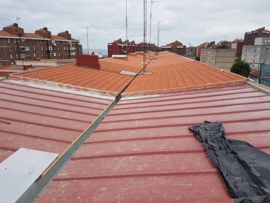 Formación de cubierta en panel sándwich en edificio en Santander, MAU CONSTRUCCIONES Y REFORMAS EN CANTABRIA MAU CONSTRUCCIONES Y REFORMAS EN CANTABRIA Atap datar