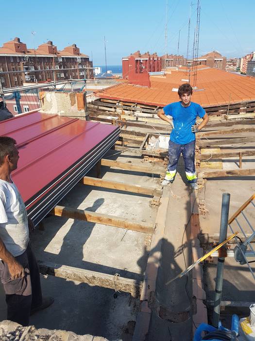 Formación de cubierta en panel sándwich en edificio en Santander, MAU CONSTRUCCIONES Y REFORMAS EN CANTABRIA MAU CONSTRUCCIONES Y REFORMAS EN CANTABRIA หลังคาลาด