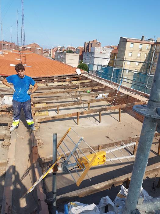 Formación de cubierta en panel sándwich en edificio en Santander, MAU CONSTRUCCIONES Y REFORMAS EN CANTABRIA MAU CONSTRUCCIONES Y REFORMAS EN CANTABRIA سطح مستوي / رووف مستوي