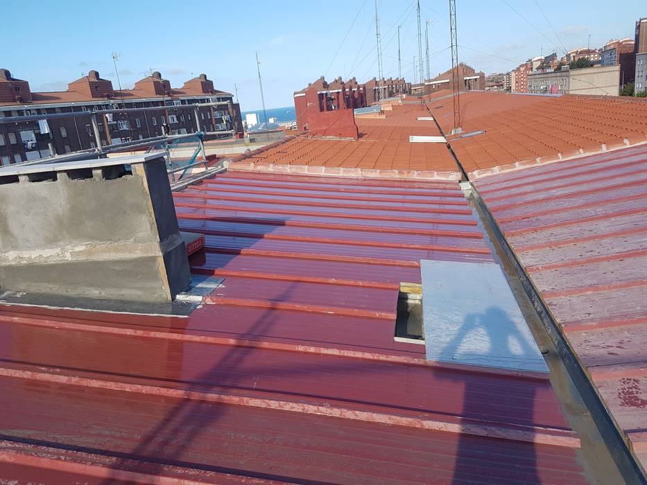 Formación de cubierta en panel sándwich en edificio en Santander, MAU CONSTRUCCIONES Y REFORMAS EN CANTABRIA MAU CONSTRUCCIONES Y REFORMAS EN CANTABRIA 평지붕