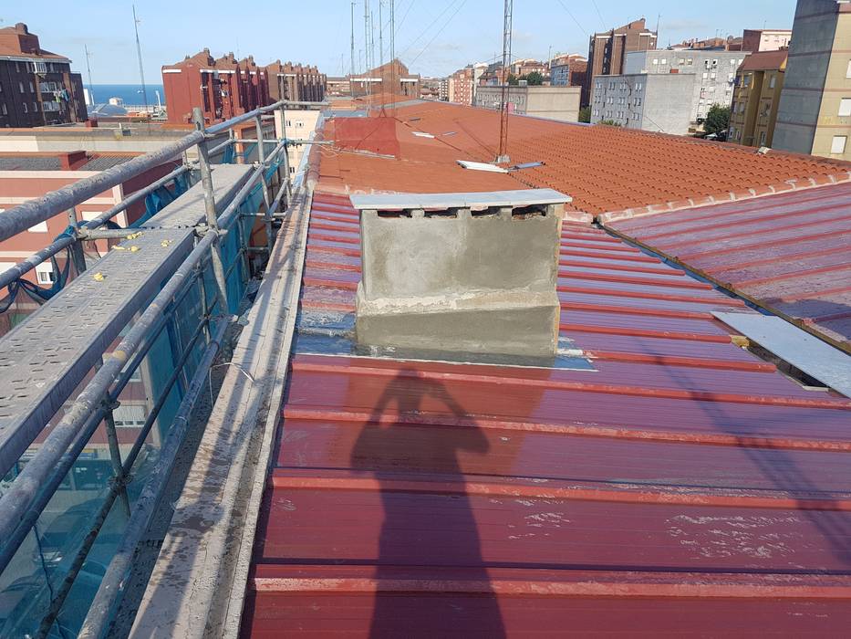 Formación de cubierta en panel sándwich en edificio en Santander, MAU CONSTRUCCIONES Y REFORMAS EN CANTABRIA MAU CONSTRUCCIONES Y REFORMAS EN CANTABRIA Mái bằng