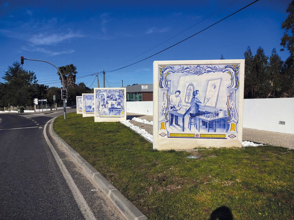 Paredes públicas de azulejo pintado à mão com histórico local, Gestos Nativos - azulejos Gestos Nativos - azulejos