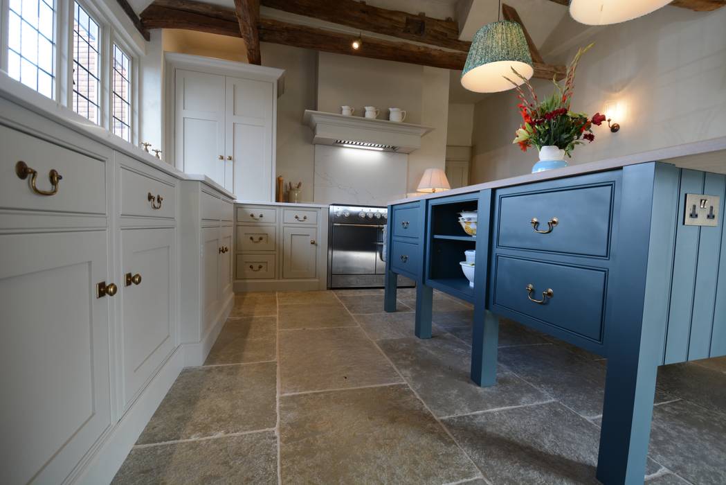 The Old School House, Willow Tree Interiors Willow Tree Interiors Built-in kitchens Wood Wood effect