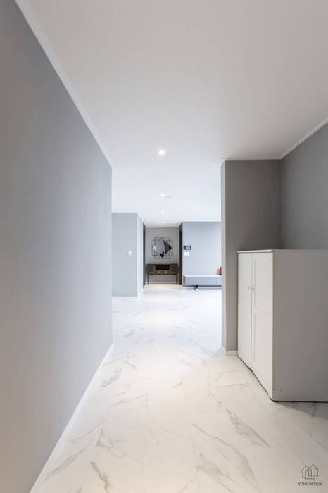 25년된 아파트의 재탄생 [꿈마을 한신 아파트 61평 리모델링], YONG DESIGN YONG DESIGN Modern Corridor, Hallway and Staircase