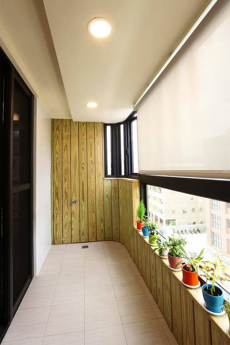 陽台的設計也能與室內一致 奕禾軒 空間規劃 /工程設計 Modern terrace