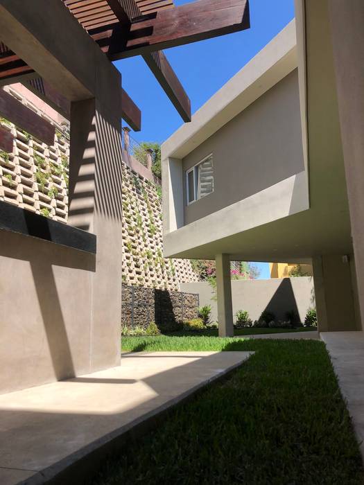 Lomas Altas, RFoncerrada arquitectos RFoncerrada arquitectos Jardines en la fachada Concreto