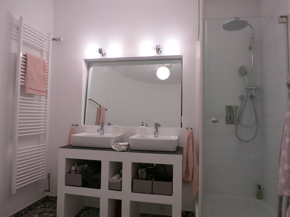 Badezimmer mit Renovierungsstau erleben glamourösen Auftritt, Tschangizian Home Staging & Redesign Tschangizian Home Staging & Redesign