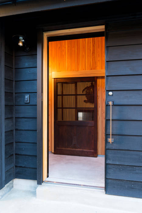海の家 玄関-風除室 エヌ スケッチ 和風の 玄関&廊下&階段 玄関,木製戸,蔵戸