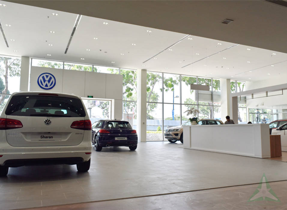 SHOWROOM Ô TÔ VOLKSWAGEN SÀI GÒN, VAN NAM FURNITURE & INTERIOR DECORATION CO., LTD. VAN NAM FURNITURE & INTERIOR DECORATION CO., LTD. Espacios comerciales Concesionarios