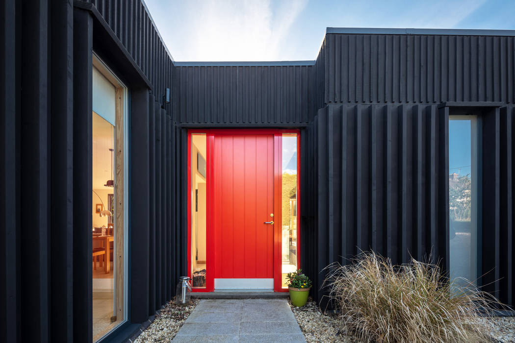 Black House, Adrian James Architects Adrian James Architects Maison individuelle Bois Effet bois Red door,Entrance,Black House,Modern,Contemporary,Front Door,Timber,Glass,Style