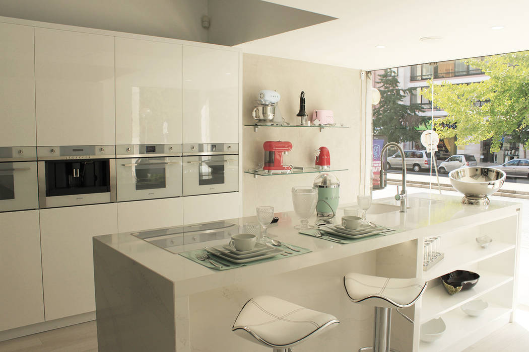 Showroom na Av. João XXI 12 - Lisboa, DIONI Home Design DIONI Home Design Modern Kitchen Cabinets & shelves
