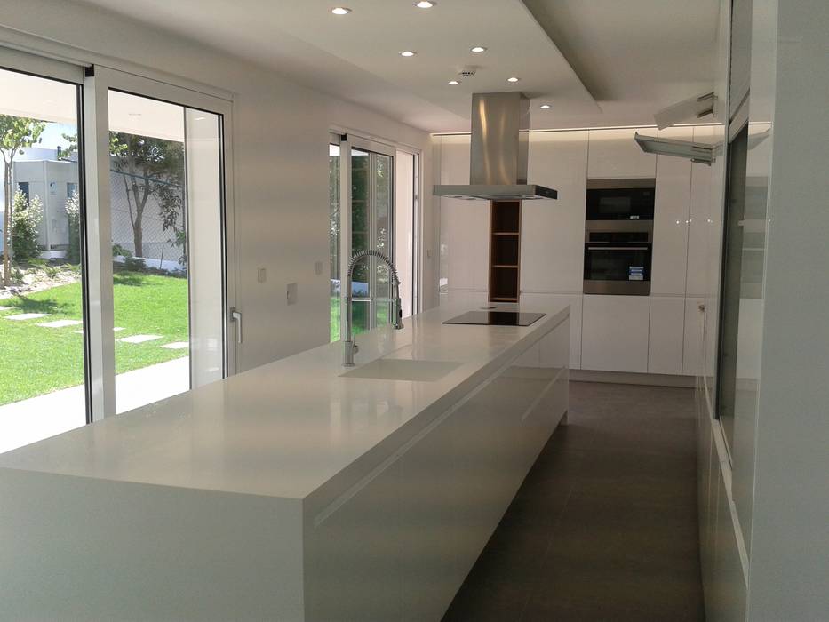 Uma Casa com Jardim, DIONI Home Design DIONI Home Design Modern style kitchen Cabinets & shelves